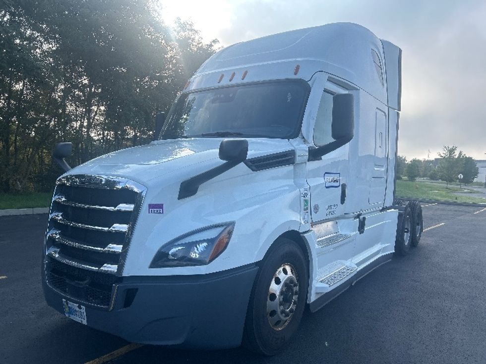 Sleeper Tractor-Heavy Duty Tractors-Freightliner-2022-T12664ST-Akron-OH-373,541\n\t\tmiles-$ 93,750 - Image 3