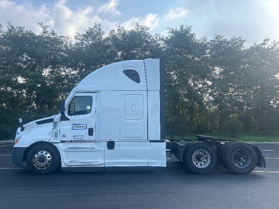 Sleeper Tractor-Heavy Duty Tractors-Freightliner-2022-T12664ST-Akron-OH-373,541\n\t\tmiles-$ 93,750 - Image 4