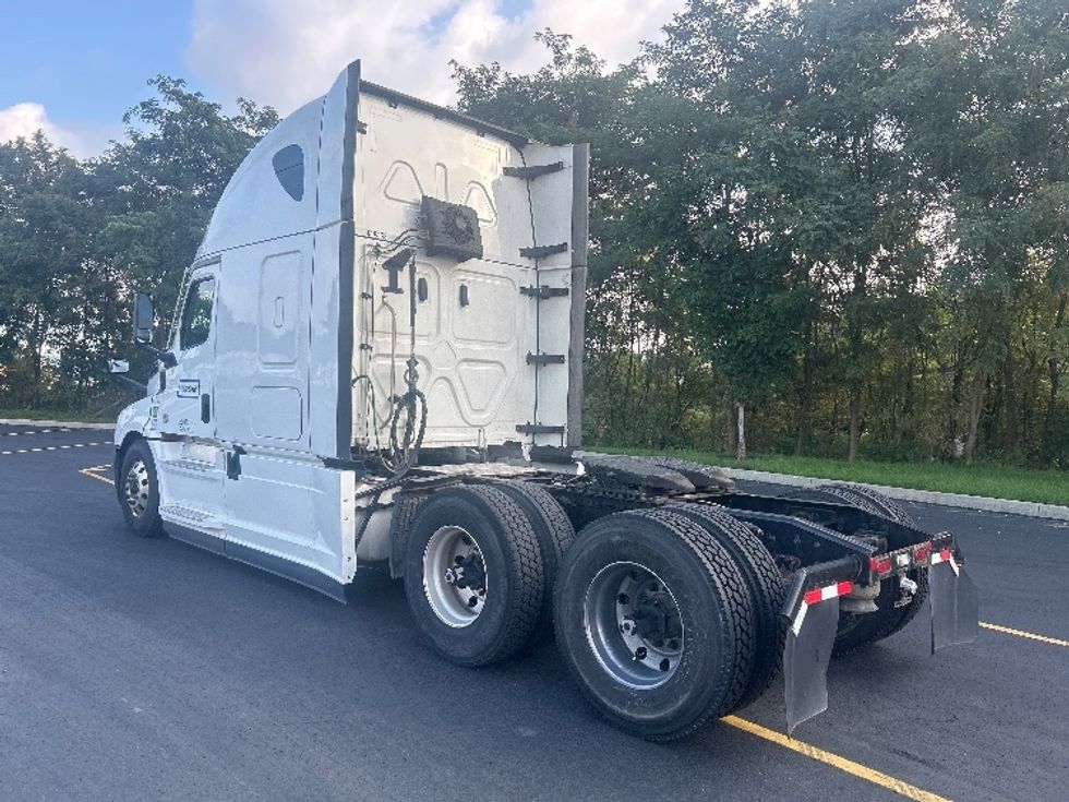 Sleeper Tractor-Heavy Duty Tractors-Freightliner-2022-T12664ST-Akron-OH-373,541\n\t\tmiles-$ 93,750 - Image 5