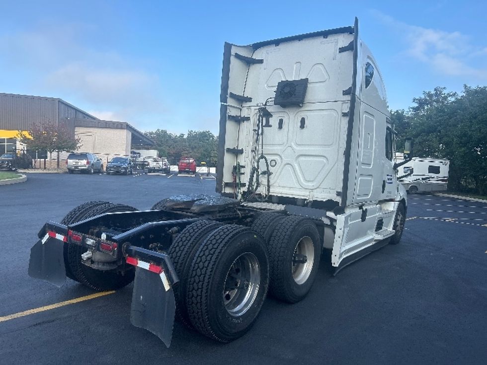 Sleeper Tractor-Heavy Duty Tractors-Freightliner-2022-T12664ST-Akron-OH-373,541\n\t\tmiles-$ 93,750 - Image 7
