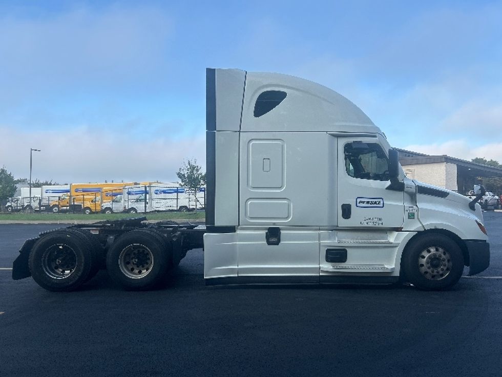 Sleeper Tractor-Heavy Duty Tractors-Freightliner-2022-T12664ST-Akron-OH-373,541\n\t\tmiles-$ 93,750 - Image 8