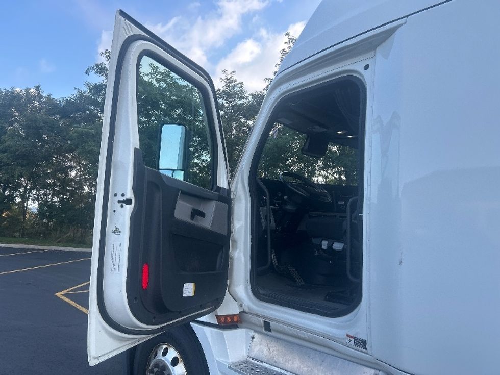 Sleeper Tractor-Heavy Duty Tractors-Freightliner-2022-T12664ST-Akron-OH-373,541\n\t\tmiles-$ 93,750 - Image 9