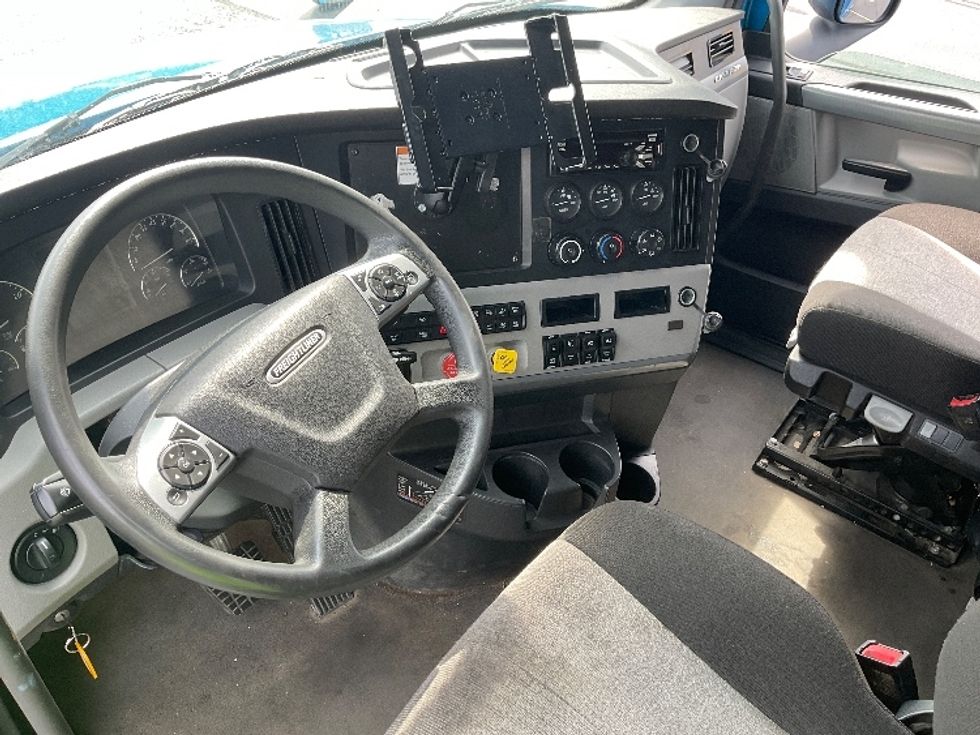 Sleeper Tractor-Heavy Duty Tractors-Freightliner-2022-T12664ST-Akron-OH-418,017\n\t\tmiles-$ 90,250 - Image 10