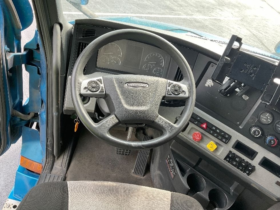 Sleeper Tractor-Heavy Duty Tractors-Freightliner-2022-T12664ST-Akron-OH-418,017\n\t\tmiles-$ 90,250 - Image 11