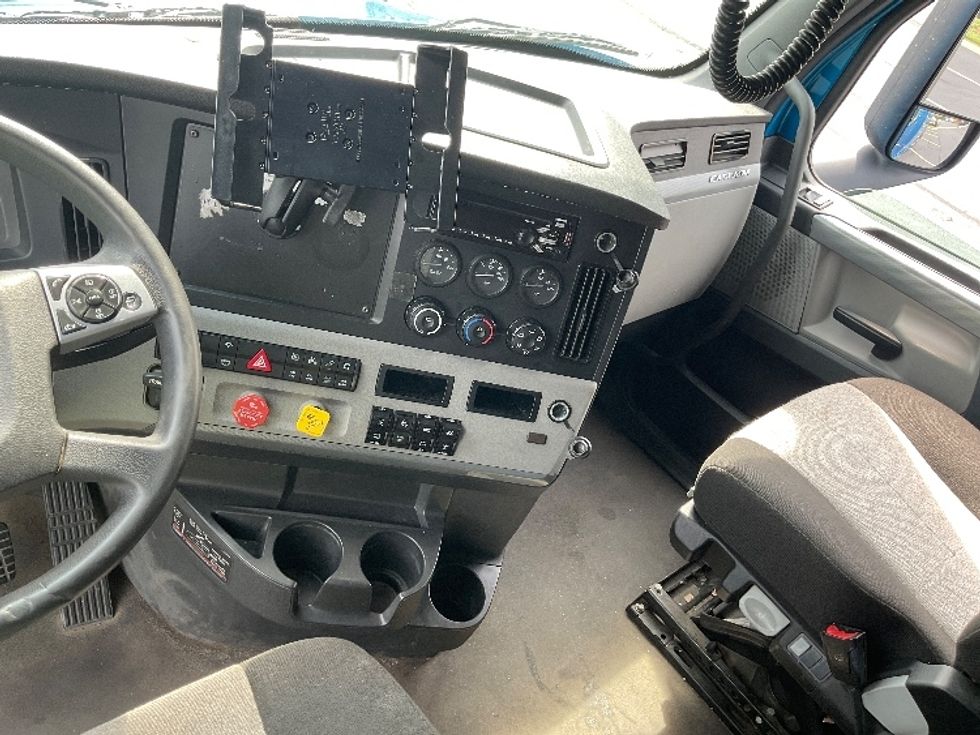Sleeper Tractor-Heavy Duty Tractors-Freightliner-2022-T12664ST-Akron-OH-418,017\n\t\tmiles-$ 90,250 - Image 12