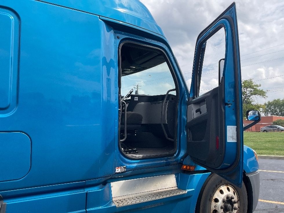 Sleeper Tractor-Heavy Duty Tractors-Freightliner-2022-T12664ST-Akron-OH-418,017\n\t\tmiles-$ 90,250 - Image 13
