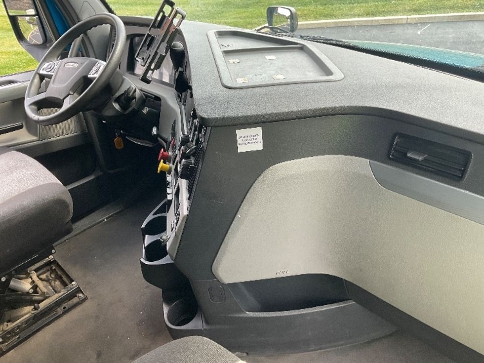 Sleeper Tractor-Heavy Duty Tractors-Freightliner-2022-T12664ST-Akron-OH-418,017\n\t\tmiles-$ 90,250 - Image 15