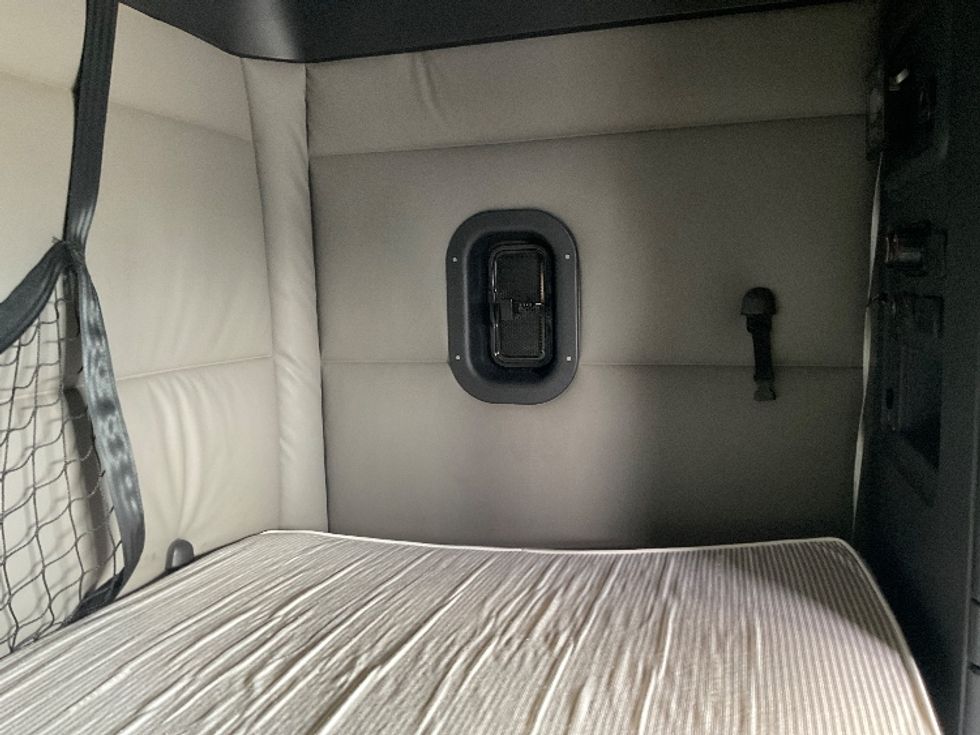 Sleeper Tractor-Heavy Duty Tractors-Freightliner-2022-T12664ST-Akron-OH-418,017\n\t\tmiles-$ 90,250 - Image 18