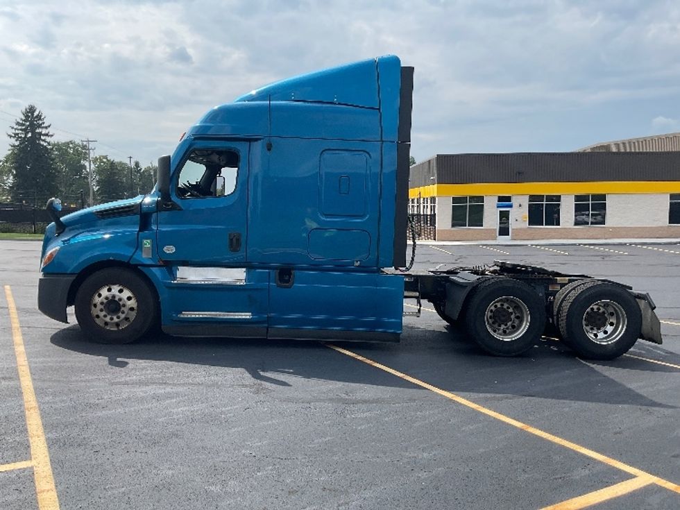 Sleeper Tractor-Heavy Duty Tractors-Freightliner-2022-T12664ST-Akron-OH-418,017\n\t\tmiles-$ 90,250 - Image 4