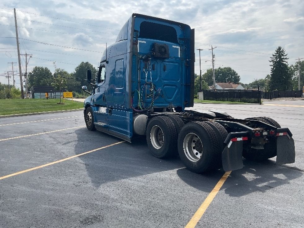 Sleeper Tractor-Heavy Duty Tractors-Freightliner-2022-T12664ST-Akron-OH-418,017\n\t\tmiles-$ 90,250 - Image 5