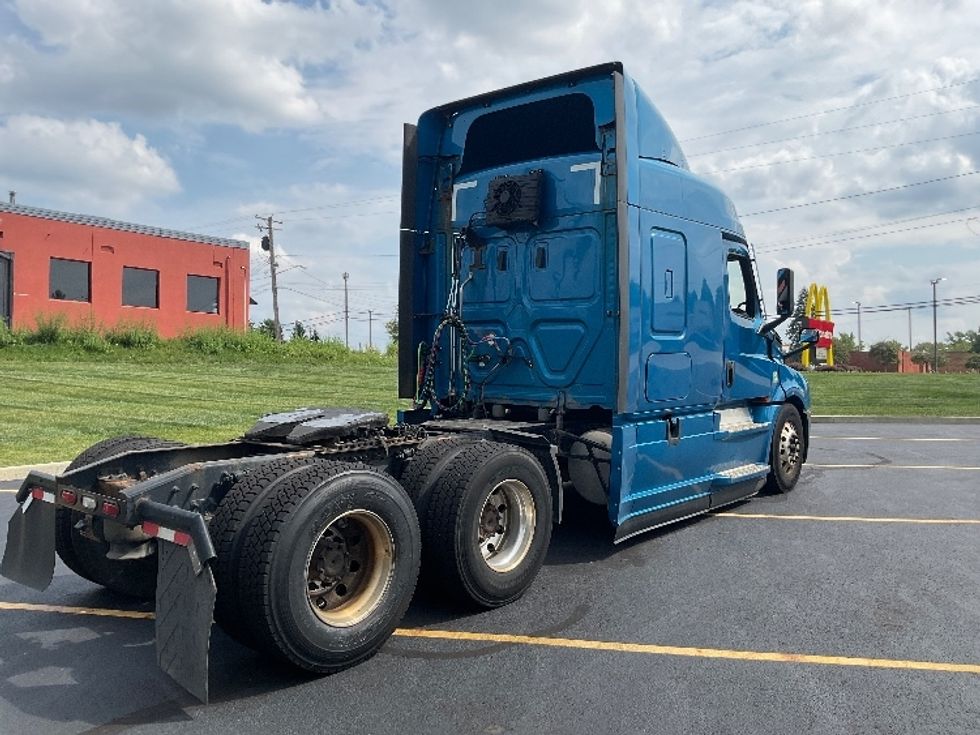 Sleeper Tractor-Heavy Duty Tractors-Freightliner-2022-T12664ST-Akron-OH-418,017\n\t\tmiles-$ 90,250 - Image 7