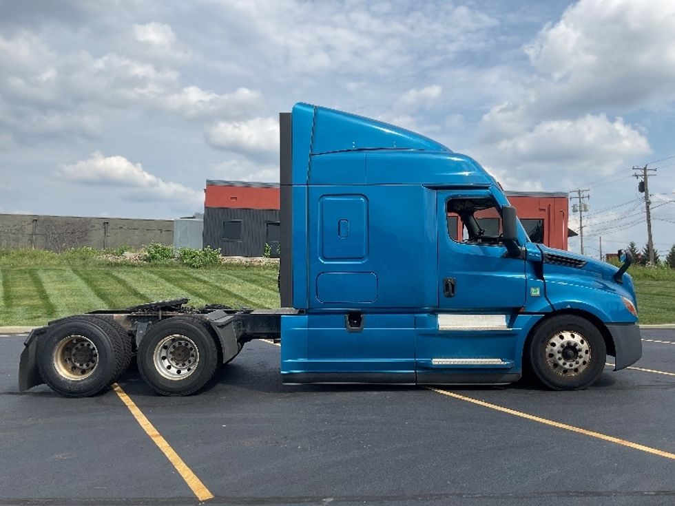 Sleeper Tractor-Heavy Duty Tractors-Freightliner-2022-T12664ST-Akron-OH-418,017\n\t\tmiles-$ 90,250 - Image 8