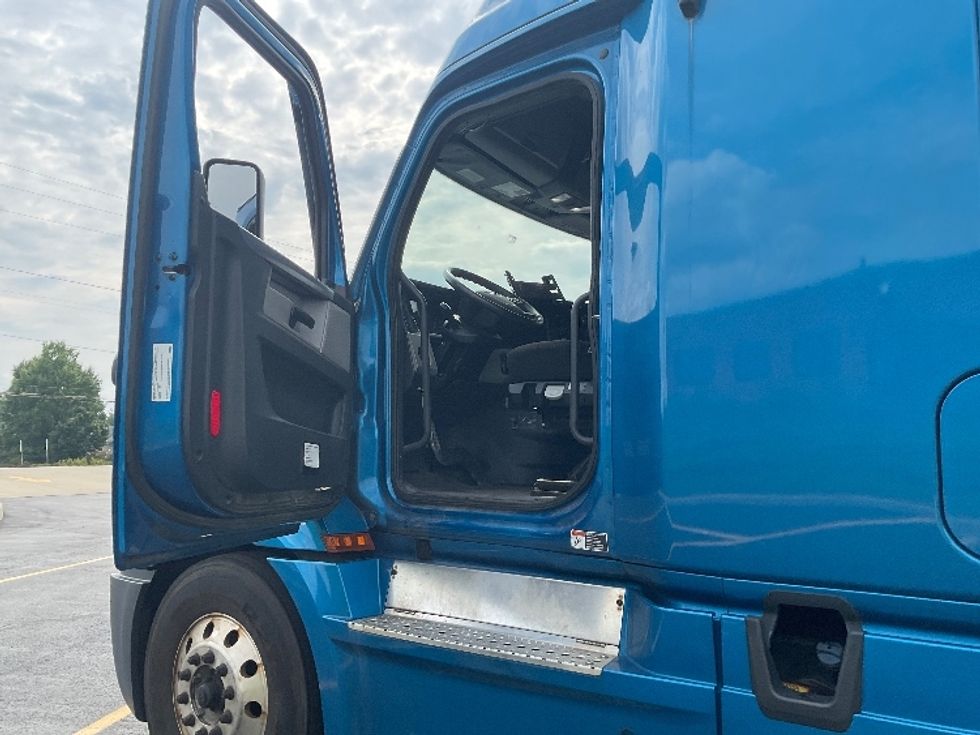 Sleeper Tractor-Heavy Duty Tractors-Freightliner-2022-T12664ST-Akron-OH-418,017\n\t\tmiles-$ 90,250 - Image 9
