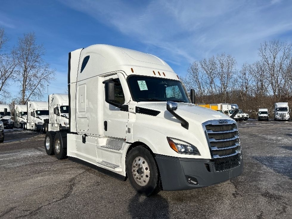 Sleeper Tractor-Heavy Duty Tractors-Freightliner-2022-T12664ST-Akron-OH-465,005\n\t\tmiles-$ 71,750 - Image 1