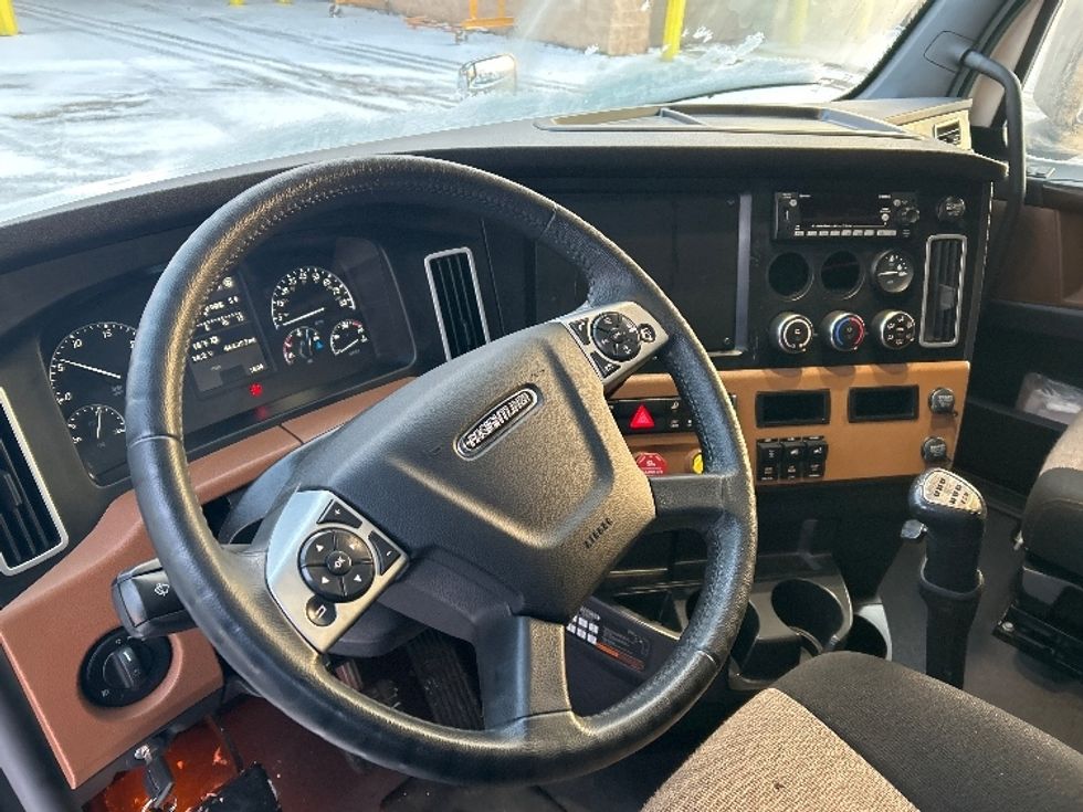 Sleeper Tractor-Heavy Duty Tractors-Freightliner-2022-T12664ST-Akron-OH-465,005\n\t\tmiles-$ 71,750 - Image 10