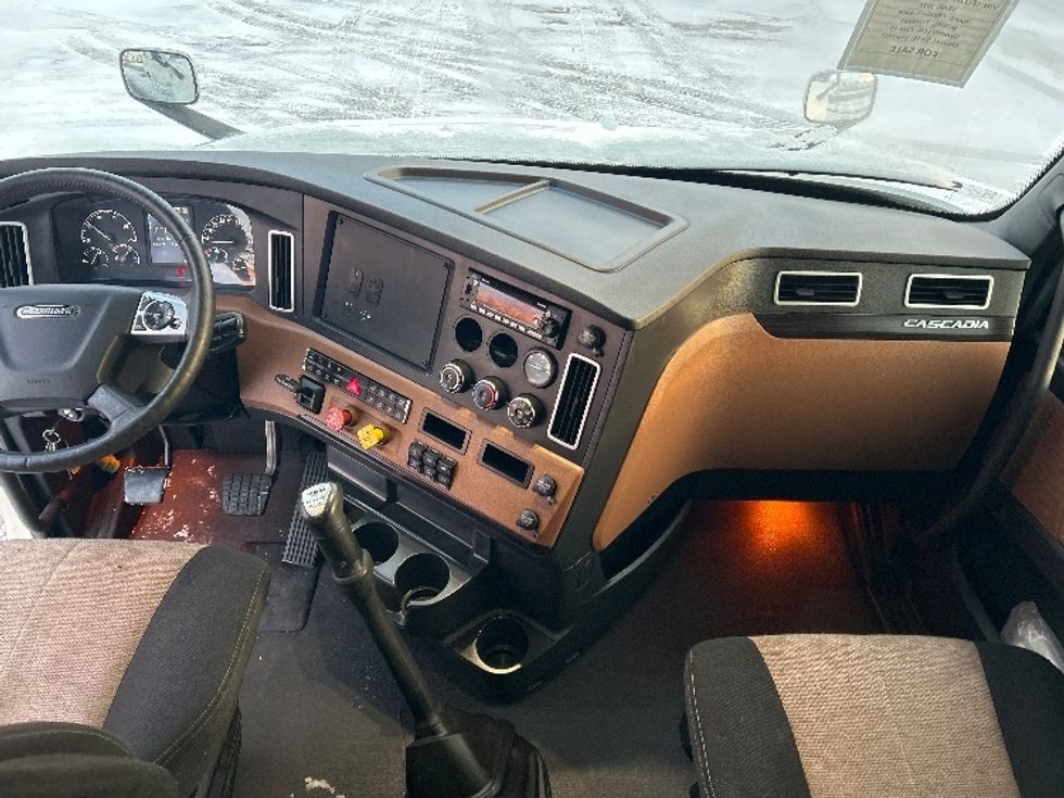 Sleeper Tractor-Heavy Duty Tractors-Freightliner-2022-T12664ST-Akron-OH-465,005\n\t\tmiles-$ 71,750 - Image 12