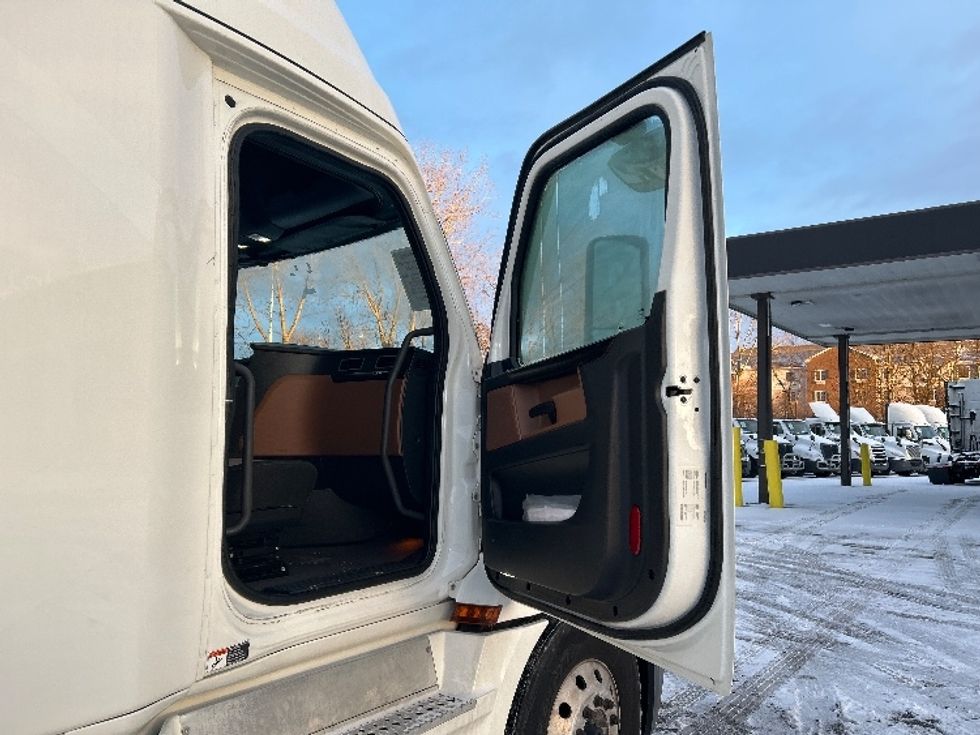 Sleeper Tractor-Heavy Duty Tractors-Freightliner-2022-T12664ST-Akron-OH-465,005\n\t\tmiles-$ 71,750 - Image 13