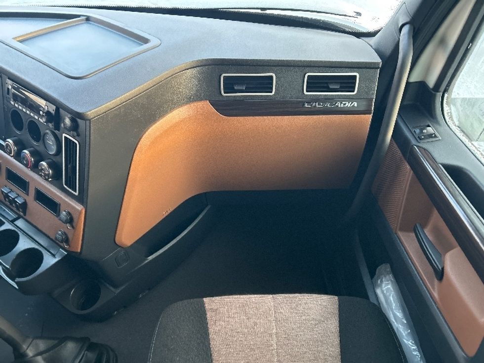 Sleeper Tractor-Heavy Duty Tractors-Freightliner-2022-T12664ST-Akron-OH-465,005\n\t\tmiles-$ 71,750 - Image 14