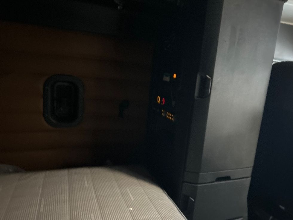 Sleeper Tractor-Heavy Duty Tractors-Freightliner-2022-T12664ST-Akron-OH-465,005\n\t\tmiles-$ 71,750 - Image 18