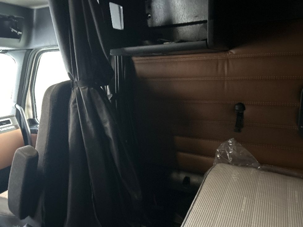 Sleeper Tractor-Heavy Duty Tractors-Freightliner-2022-T12664ST-Akron-OH-465,005\n\t\tmiles-$ 71,750 - Image 19