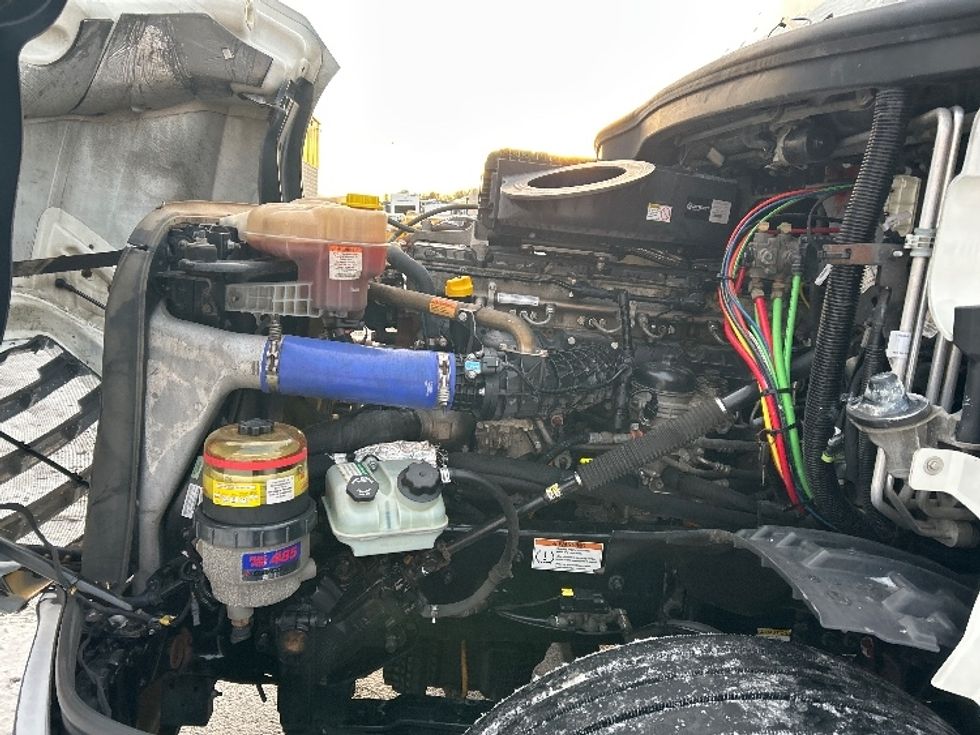 Sleeper Tractor-Heavy Duty Tractors-Freightliner-2022-T12664ST-Akron-OH-465,005\n\t\tmiles-$ 71,750 - Image 21