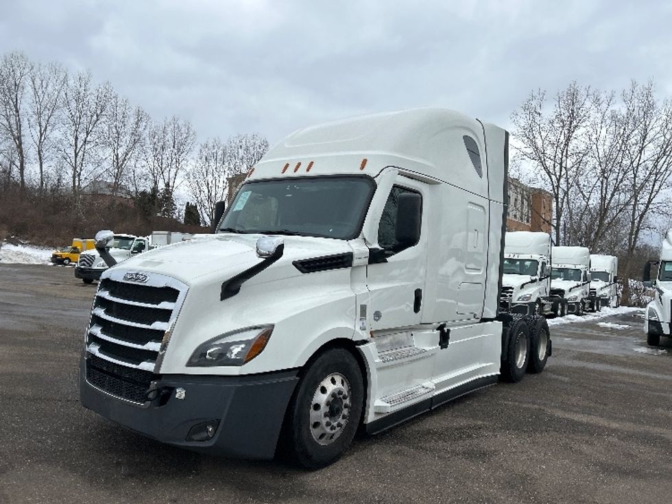 Sleeper Tractor-Heavy Duty Tractors-Freightliner-2022-T12664ST-Akron-OH-465,005\n\t\tmiles-$ 71,750 - Image 3