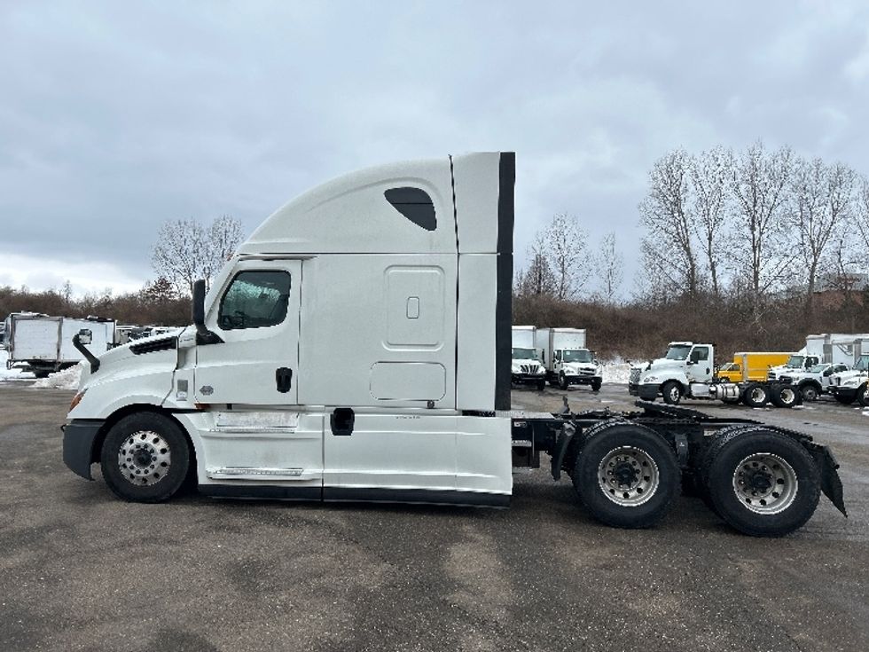 Sleeper Tractor-Heavy Duty Tractors-Freightliner-2022-T12664ST-Akron-OH-465,005\n\t\tmiles-$ 71,750 - Image 4