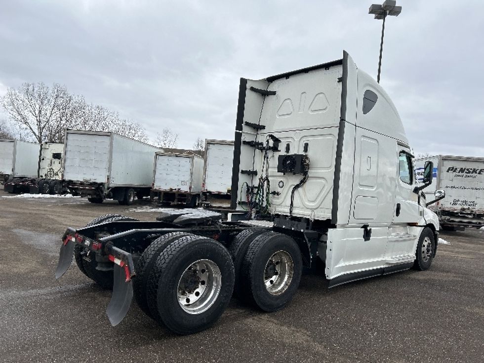 Sleeper Tractor-Heavy Duty Tractors-Freightliner-2022-T12664ST-Akron-OH-465,005\n\t\tmiles-$ 71,750 - Image 7