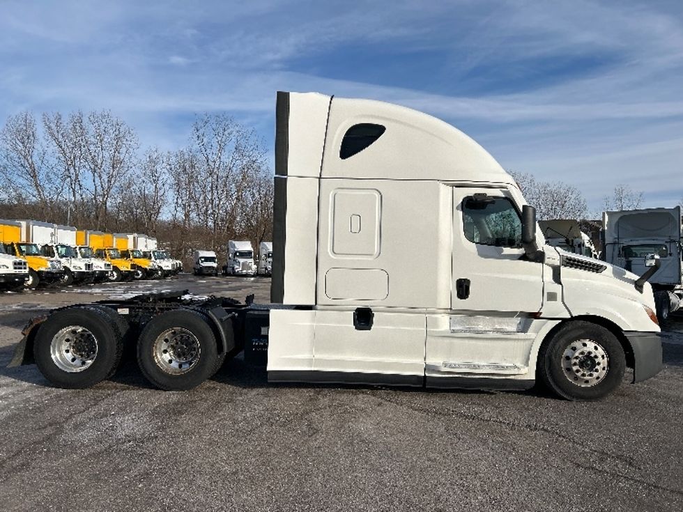 Sleeper Tractor-Heavy Duty Tractors-Freightliner-2022-T12664ST-Akron-OH-465,005\n\t\tmiles-$ 71,750 - Image 8