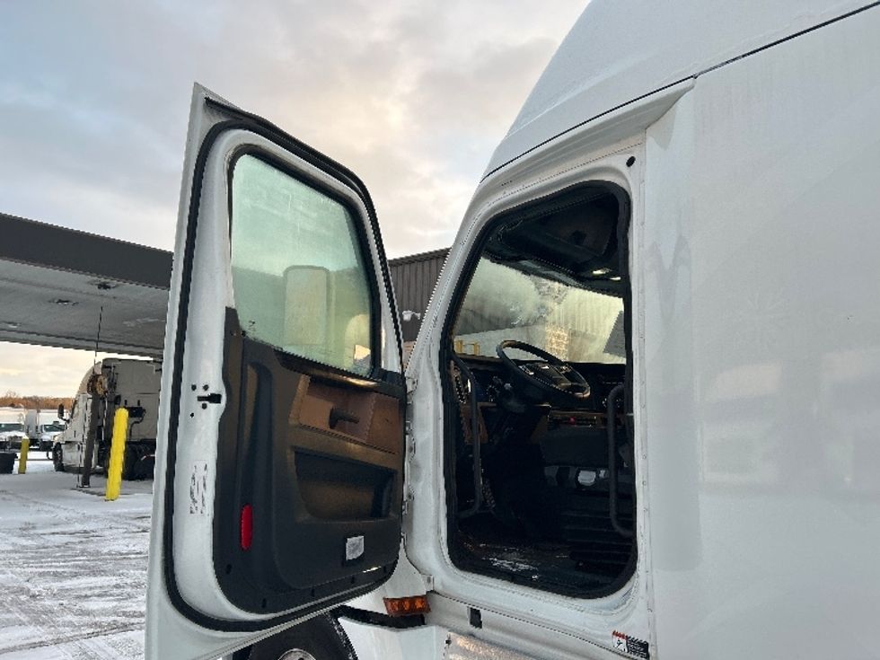 Sleeper Tractor-Heavy Duty Tractors-Freightliner-2022-T12664ST-Akron-OH-465,005\n\t\tmiles-$ 71,750 - Image 9