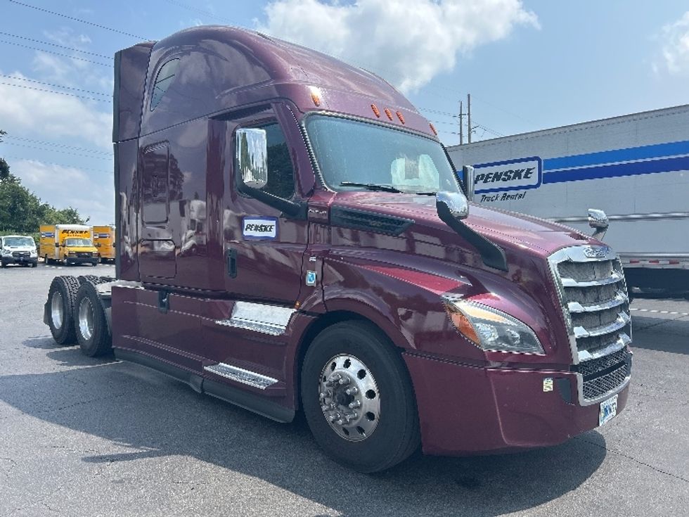 Sleeper Tractor-Heavy Duty Tractors-Freightliner-2022-T12664ST-Akron-OH-466,472\n\t\tmiles-$ 71,250 - Image 1