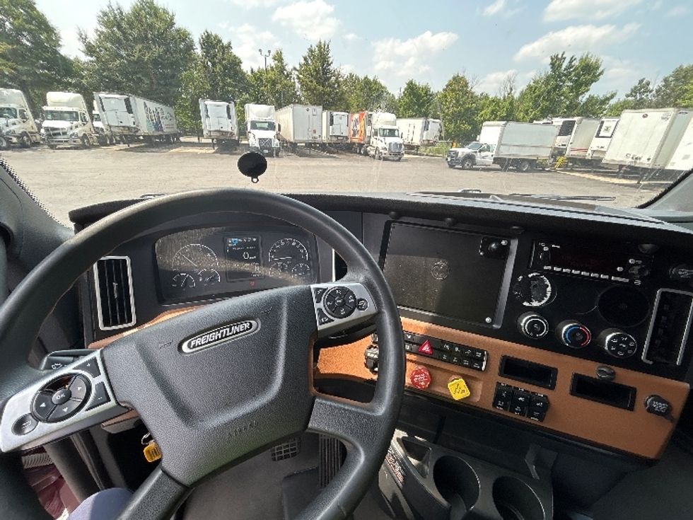Sleeper Tractor-Heavy Duty Tractors-Freightliner-2022-T12664ST-Akron-OH-466,472\n\t\tmiles-$ 71,250 - Image 11