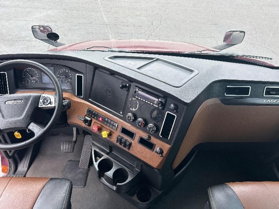 Sleeper Tractor-Heavy Duty Tractors-Freightliner-2022-T12664ST-Akron-OH-466,472\n\t\tmiles-$ 71,250 - Image 12