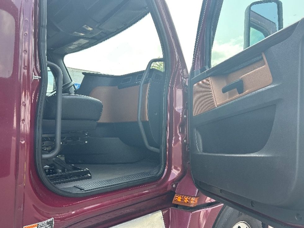 Sleeper Tractor-Heavy Duty Tractors-Freightliner-2022-T12664ST-Akron-OH-466,472\n\t\tmiles-$ 71,250 - Image 13