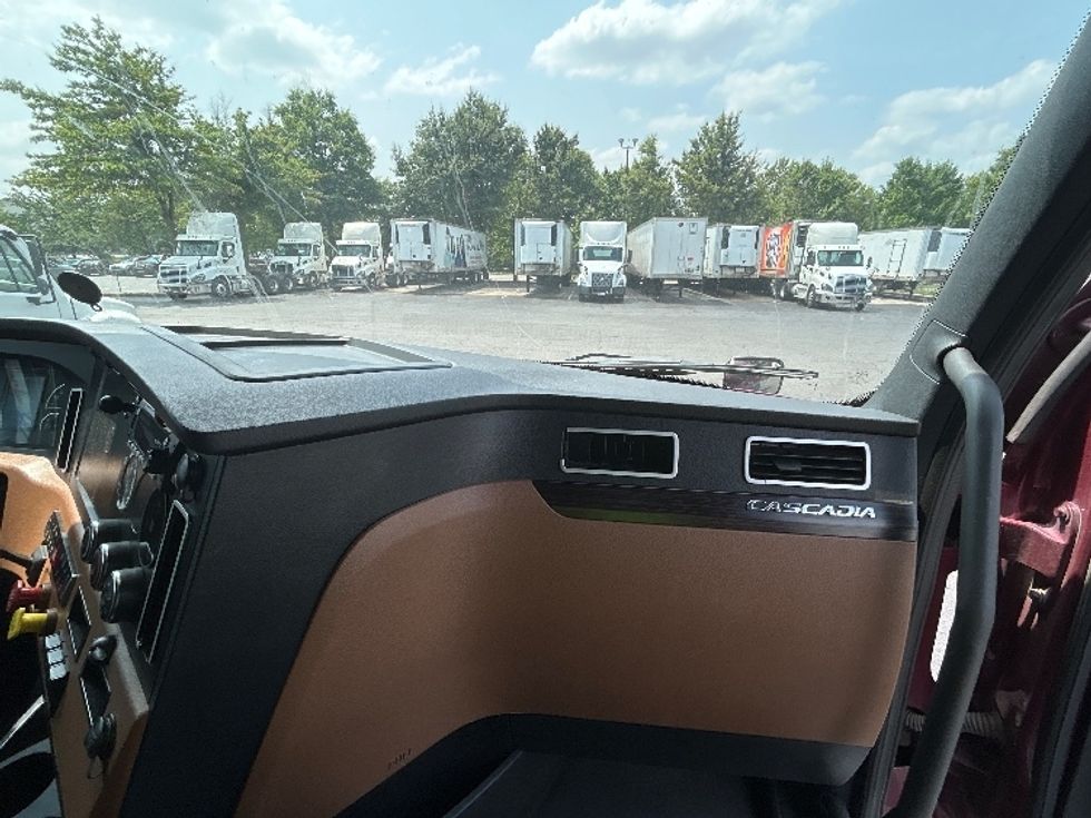 Sleeper Tractor-Heavy Duty Tractors-Freightliner-2022-T12664ST-Akron-OH-466,472\n\t\tmiles-$ 71,250 - Image 14