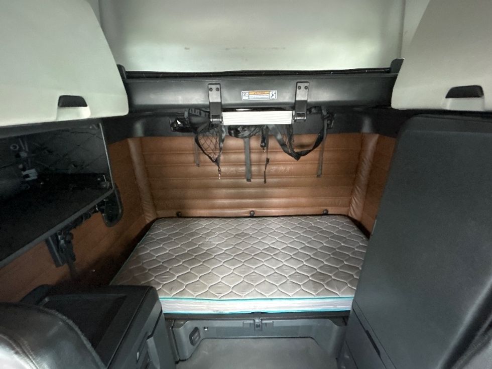 Sleeper Tractor-Heavy Duty Tractors-Freightliner-2022-T12664ST-Akron-OH-466,472\n\t\tmiles-$ 71,250 - Image 16