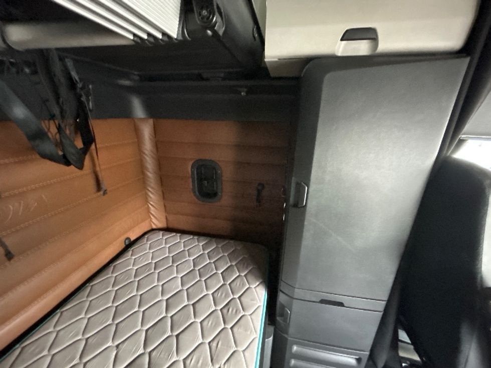 Sleeper Tractor-Heavy Duty Tractors-Freightliner-2022-T12664ST-Akron-OH-466,472\n\t\tmiles-$ 71,250 - Image 18