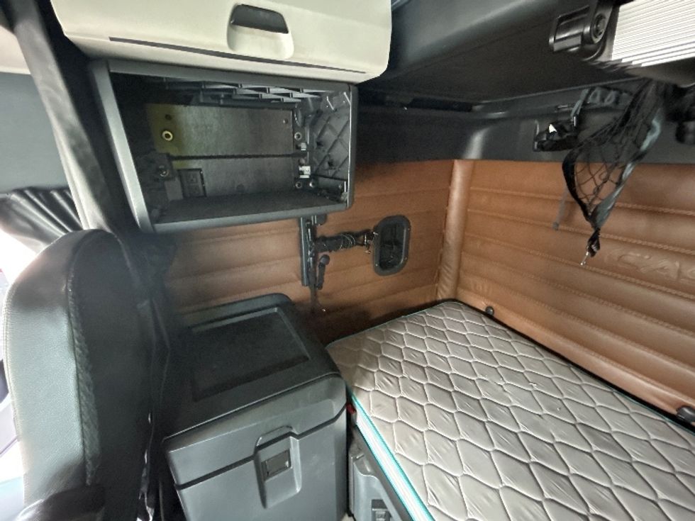 Sleeper Tractor-Heavy Duty Tractors-Freightliner-2022-T12664ST-Akron-OH-466,472\n\t\tmiles-$ 71,250 - Image 19