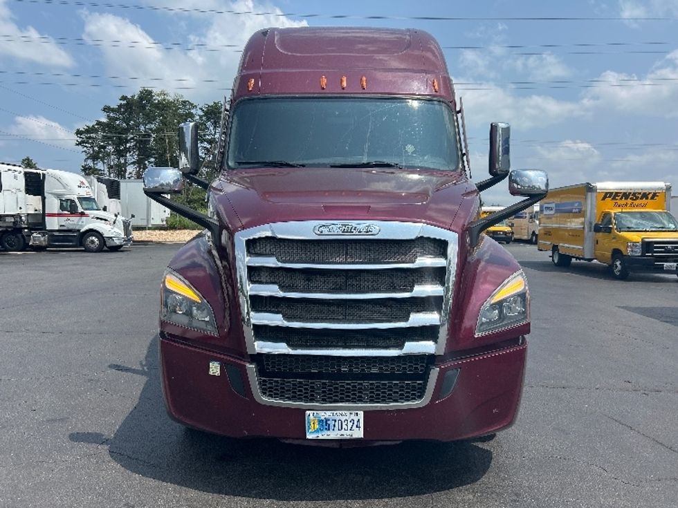 Sleeper Tractor-Heavy Duty Tractors-Freightliner-2022-T12664ST-Akron-OH-466,472\n\t\tmiles-$ 71,250 - Image 2