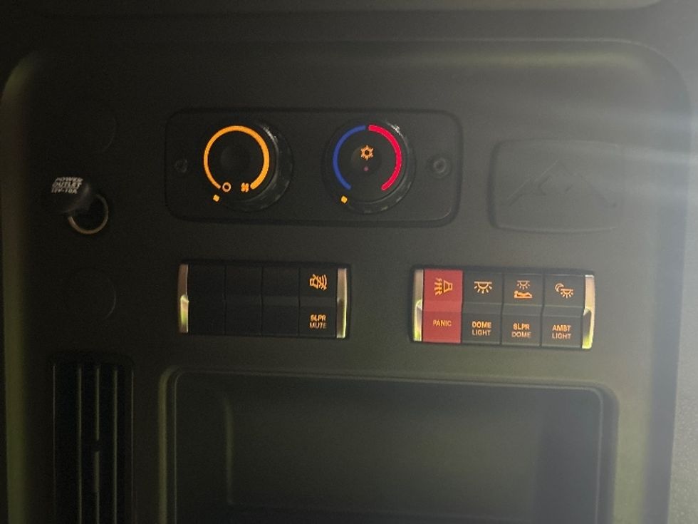 Sleeper Tractor-Heavy Duty Tractors-Freightliner-2022-T12664ST-Akron-OH-466,472\n\t\tmiles-$ 71,250 - Image 23