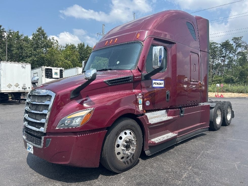 Sleeper Tractor-Heavy Duty Tractors-Freightliner-2022-T12664ST-Akron-OH-466,472\n\t\tmiles-$ 71,250 - Image 3