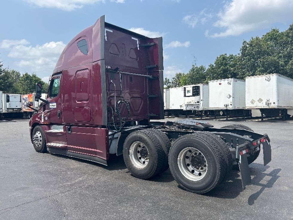 Sleeper Tractor-Heavy Duty Tractors-Freightliner-2022-T12664ST-Akron-OH-466,472\n\t\tmiles-$ 71,250 - Image 5