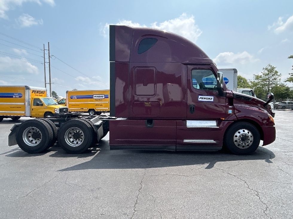Sleeper Tractor-Heavy Duty Tractors-Freightliner-2022-T12664ST-Akron-OH-466,472\n\t\tmiles-$ 71,250 - Image 8