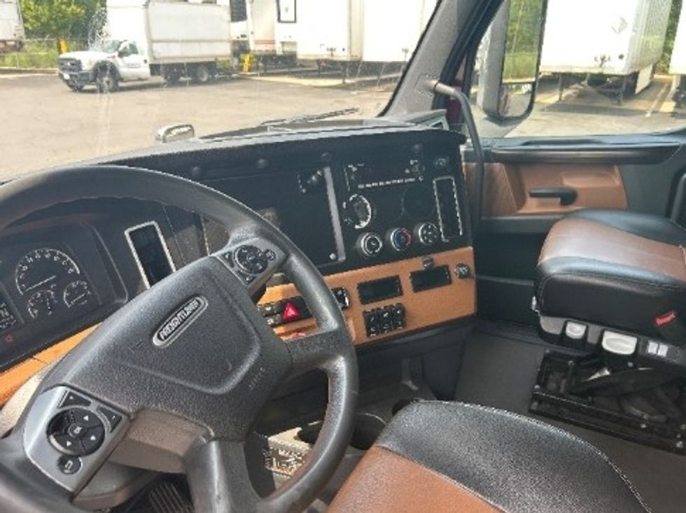 Sleeper Tractor-Heavy Duty Tractors-Freightliner-2022-T12664ST-Akron-OH-466,472\n\t\tmiles-$ 71,250 - Image 9