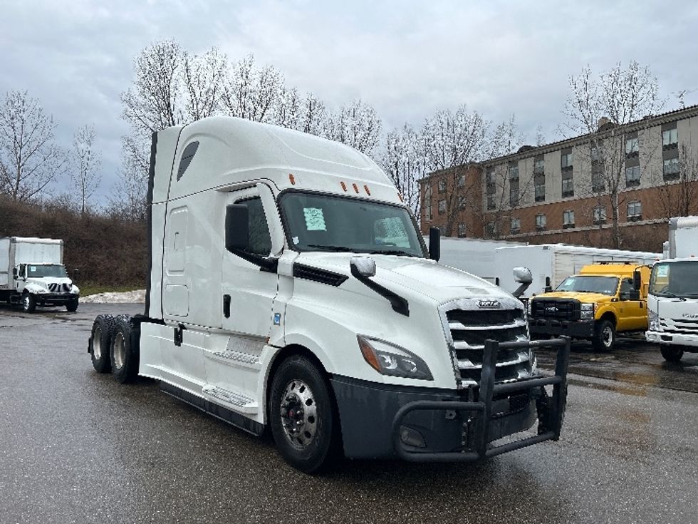 Sleeper Tractor-Heavy Duty Tractors-Freightliner-2022-T12664ST-Akron-OH-467,798\n\t\tmiles-$ 71,250 - Image 1