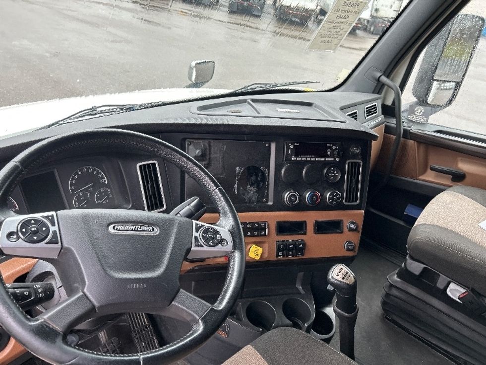 Sleeper Tractor-Heavy Duty Tractors-Freightliner-2022-T12664ST-Akron-OH-467,798\n\t\tmiles-$ 71,250 - Image 10
