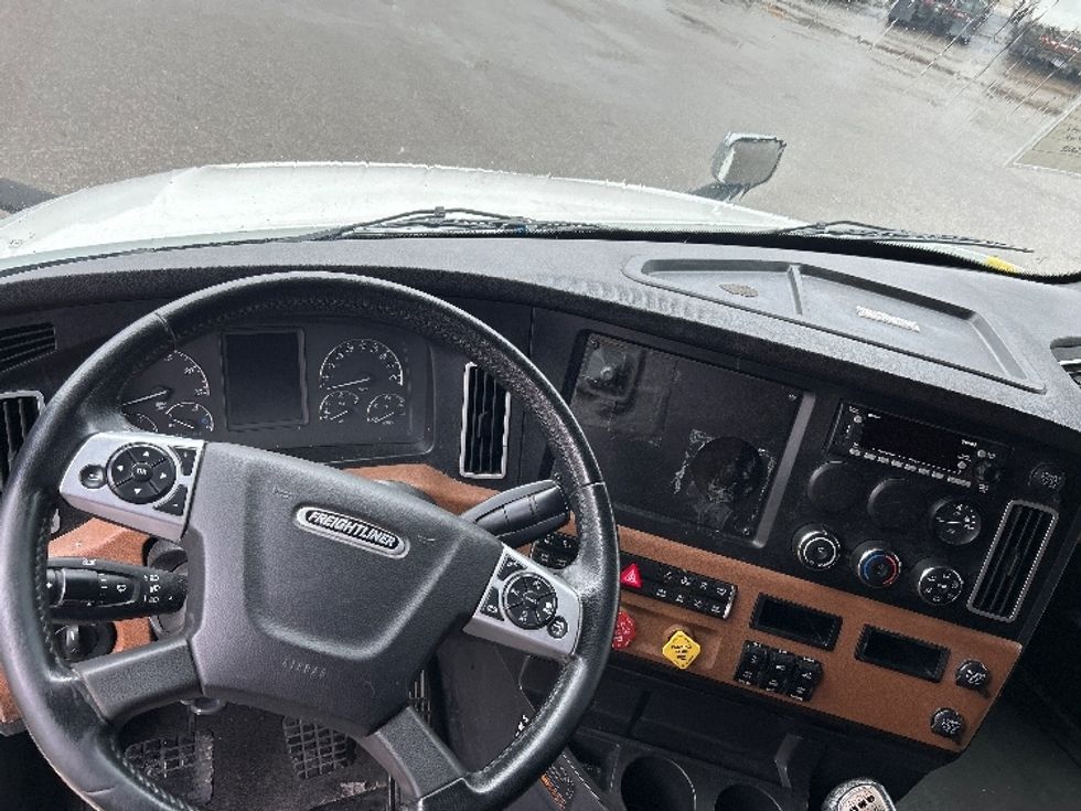 Sleeper Tractor-Heavy Duty Tractors-Freightliner-2022-T12664ST-Akron-OH-467,798\n\t\tmiles-$ 71,250 - Image 11