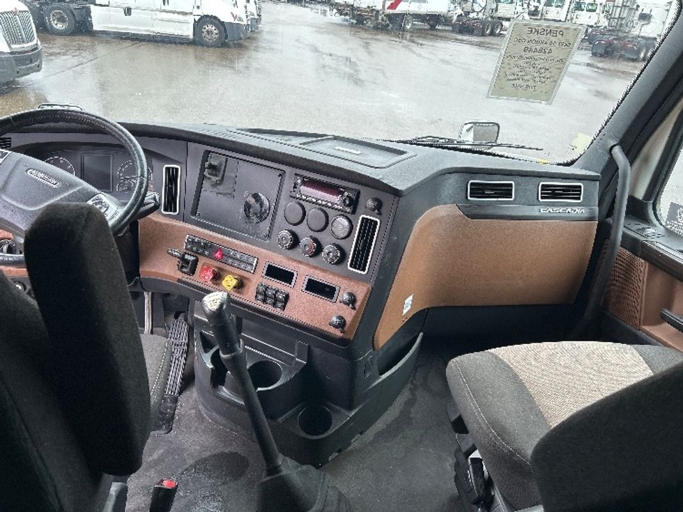 Sleeper Tractor-Heavy Duty Tractors-Freightliner-2022-T12664ST-Akron-OH-467,798\n\t\tmiles-$ 71,250 - Image 12