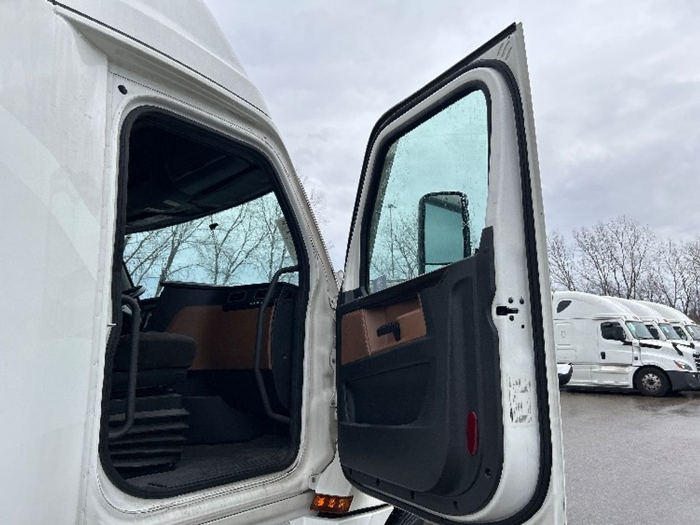 Sleeper Tractor-Heavy Duty Tractors-Freightliner-2022-T12664ST-Akron-OH-467,798\n\t\tmiles-$ 71,250 - Image 13