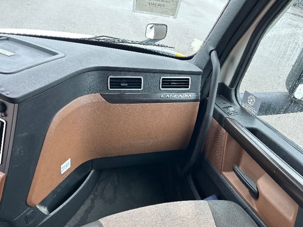 Sleeper Tractor-Heavy Duty Tractors-Freightliner-2022-T12664ST-Akron-OH-467,798\n\t\tmiles-$ 71,250 - Image 14